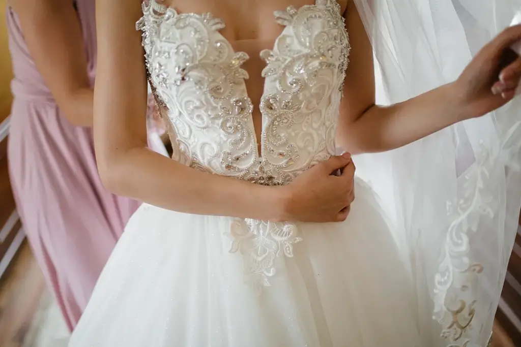 Vestidos minimalistas con detalles sorprendentes
